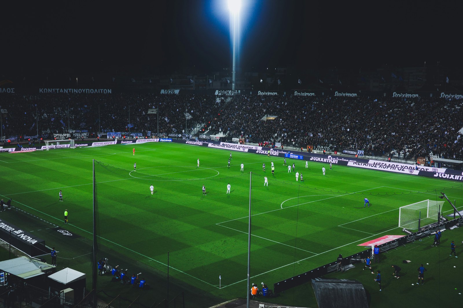 雷火电竞 · 体育资讯与赛程首页主视觉配图